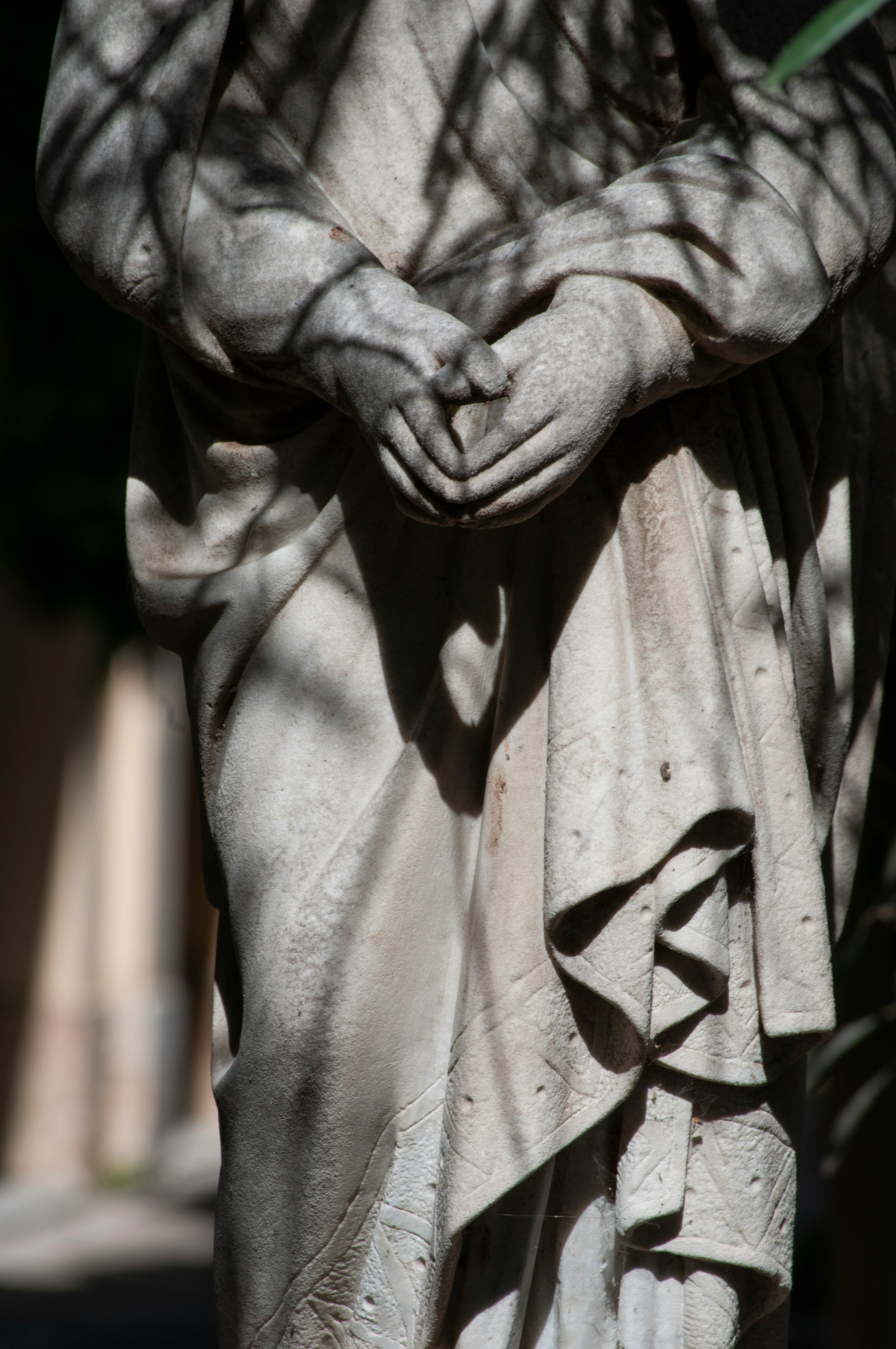 gray concrete statue of man